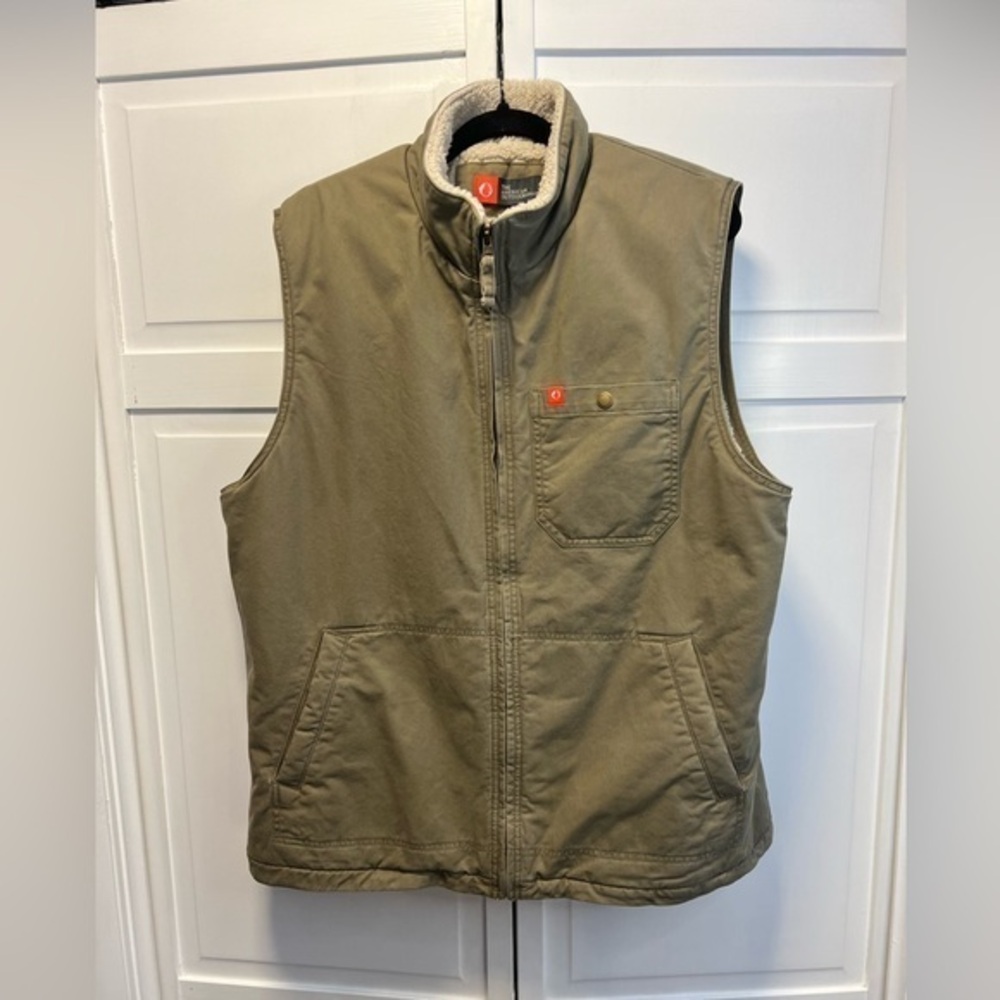 The American Outdoorsman Solid Sherpa Lined Twill Vest Size Men’s XL Color Tan